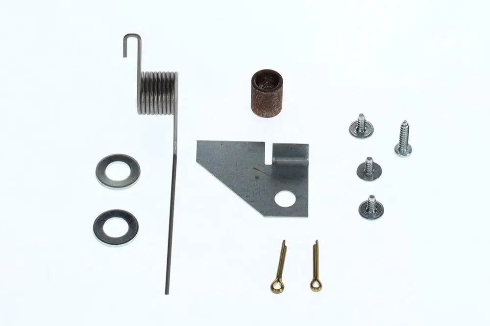 Eine Sammlung von metallischen Bauteilen, einschließlich Schrauben, Unterlegscheiben, einer Feder und einem Blechteil, die für Bosch Produkte verwendet werden können.